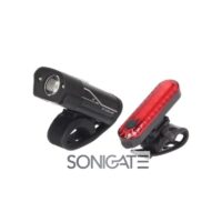 Conjunto de Luzes LED Recarregáveis para Bicicleta O Conjunto de Luzes LED Recarregáveis para Bicicleta é uma solução essencial para garantir visibilidade e segurança durante a condução, tanto em ambiente urbano como em trilhos com pouca iluminação. Composto por luz frontal e traseira, assegura sinalização eficaz em todas as direcções. Equipado com tecnologia LED de alta eficiência e carregamento via USB, este conjunto oferece excelente autonomia, facilidade de utilização e uma alternativa sustentável às luzes com pilhas. CONJUNTO LUZES DE BICICLETA LED RECARREGAVEIS SONIGATE LEIRITRONICA LEIRIA MARINHA GRANDE OUREM